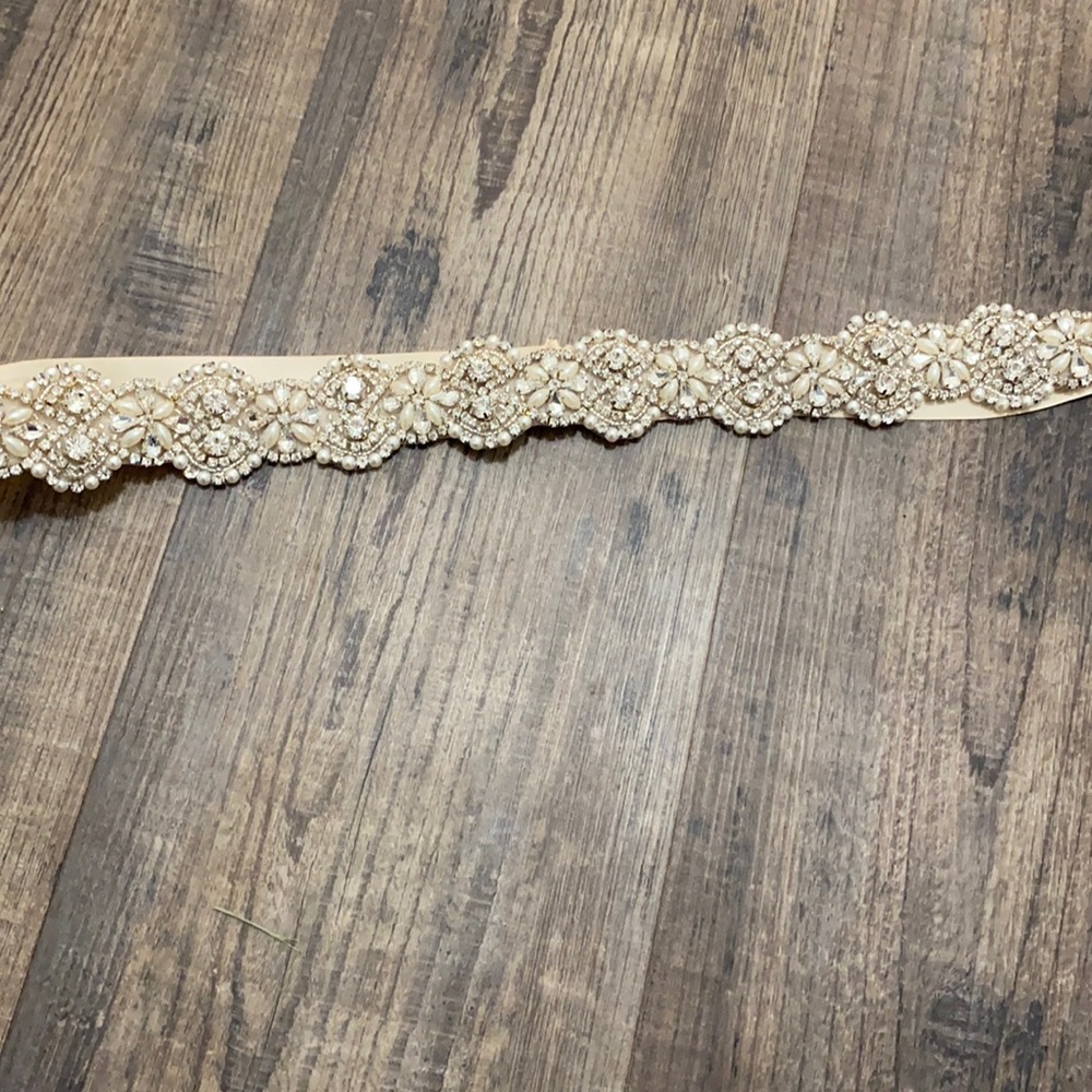Gorgeous ivory bridal belt. Sparkle and pearls